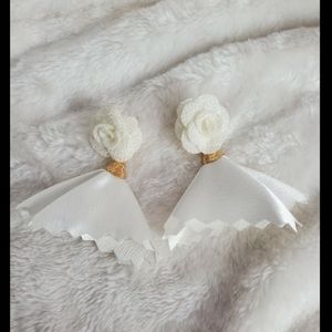 🆕️🤍 White Rose Satin Earrings